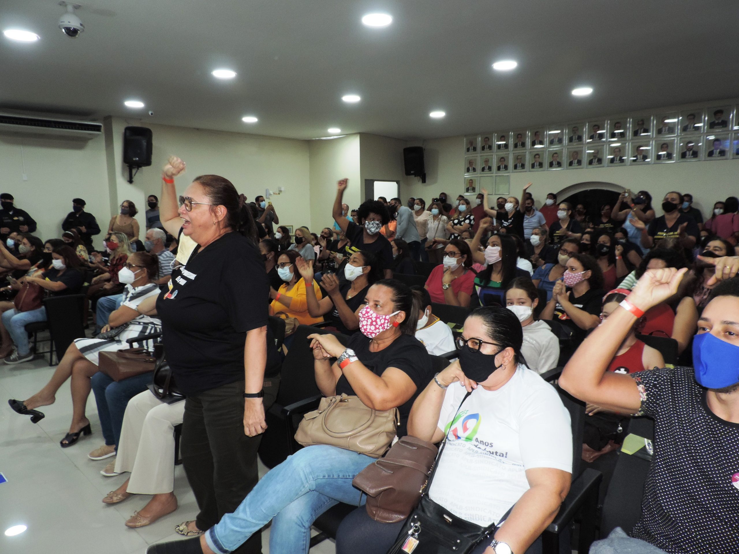 Professores Municipais de Jequié participam da votação do Parecer do PL sobre a Gratificação/Valorização do Magistério Municipal e apesar do resultado, reafirmam que a luta continua