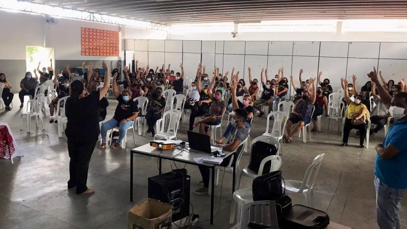 Professores de Jequié em defesa da Escola Pública, do Piso Salarial e da Carreira Profissional participam de uma Assembleia no Dia Nacional de Paralisação da Educação.