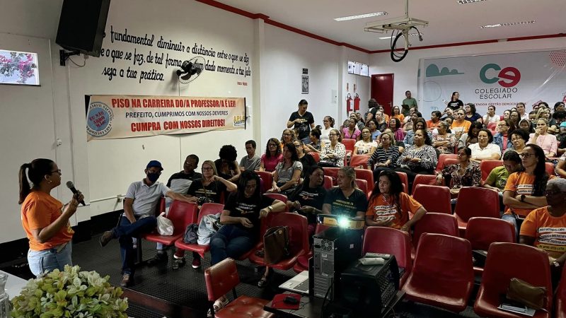 ESTADO DE MOBILIZAÇÃO DOS PROFESSORES MUNICIPAIS DE JEQUIÉ CONTINUA E NOVA ASSEMBLEIA PARA DEFINIR RUMOS DO MOVIMENTO É APROVADA.