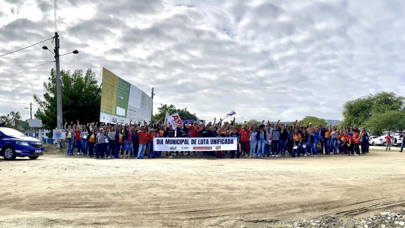 MANIFESTAÇÃO EM DEFESA DE DIREITOS É MARCADA POR INDIGNAÇÃO DOS SERVIDORES E PROFESSORES MUNICIPAIS