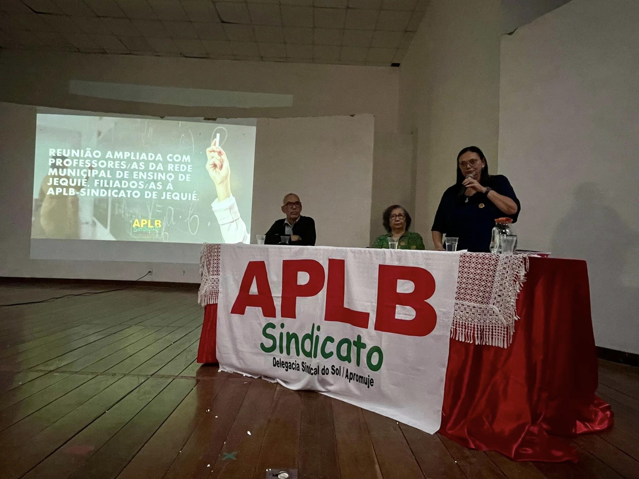 APLB-SINDICATO REALIZA REUNIÃO AMPLIADA COM PROFESSORES/AS MUNICIPAIS DE JEQUIÉ PARA APRESENTAR OS DESTAQUES DAS MINUTAS DO ESTATUTO E PLANO DE CARREIRA E REMUNERAÇÃO DO MAGISTÉRIO.   