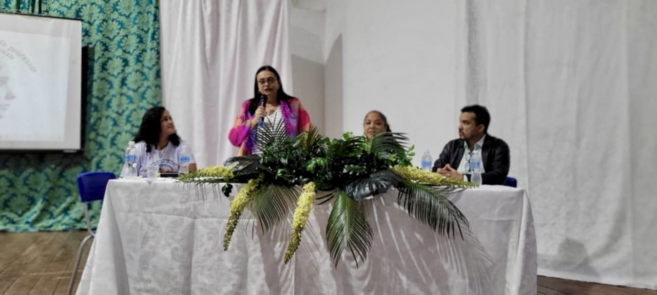 Diretora da APLB-Sindicato de Jequié participa do Seminário “Promoção da saúde mental do professor”