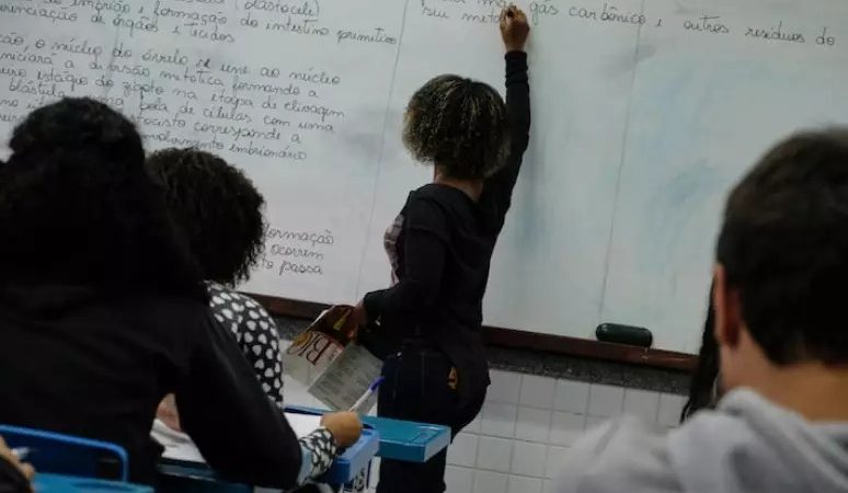 Salário dos professores brasileiros precisaria ser o dobro para alcançar média dos países ricos