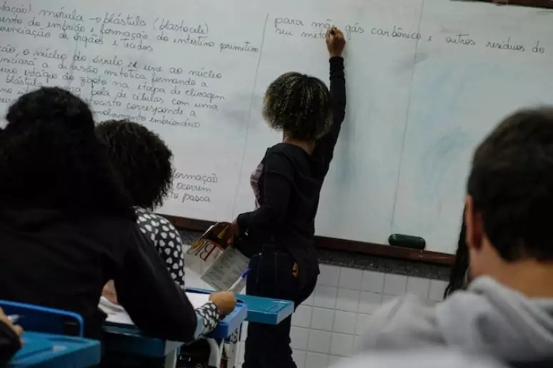 Salário dos professores brasileiros precisaria ser o dobro para alcançar média dos países ricos