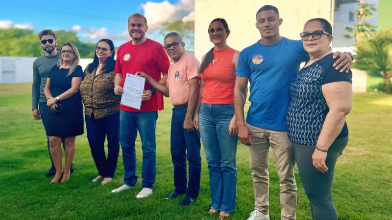 APLB de Jequié faz a entrega da Carta/Compromisso da Educação Pública Municipal ao candidato a prefeito  Alexandre Iossef (PSD) e ao seu vice, Reges Silva (PT).