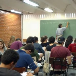 É urgente resgatarmos o reconhecimento da profissão de professor e professora!