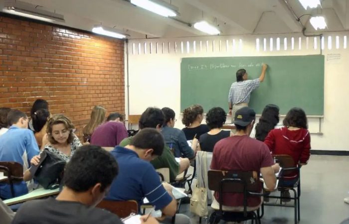 É urgente resgatarmos o reconhecimento da profissão de professor e professora!