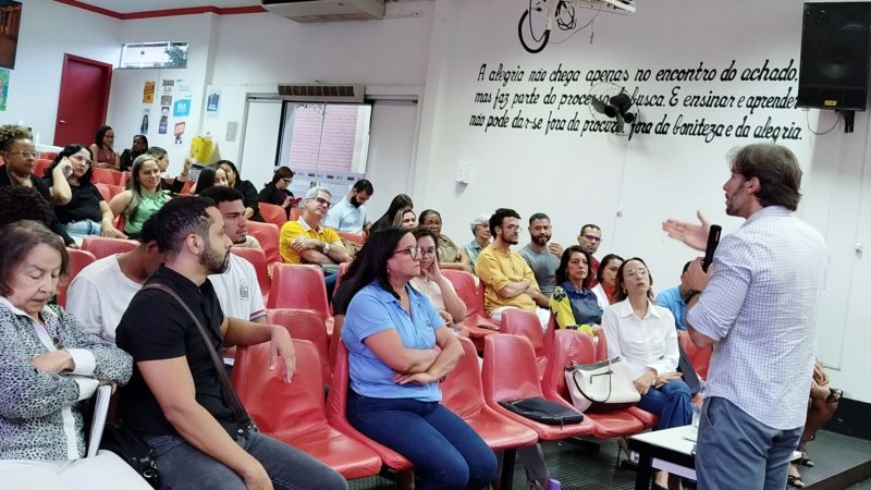 DIRETORES DA APLB DE JEQUIÉ PARTICIPAM DE EVENTO QUE ABORDA SAÚDE MENTAL E EMOCIONAL NA ESCOLA.