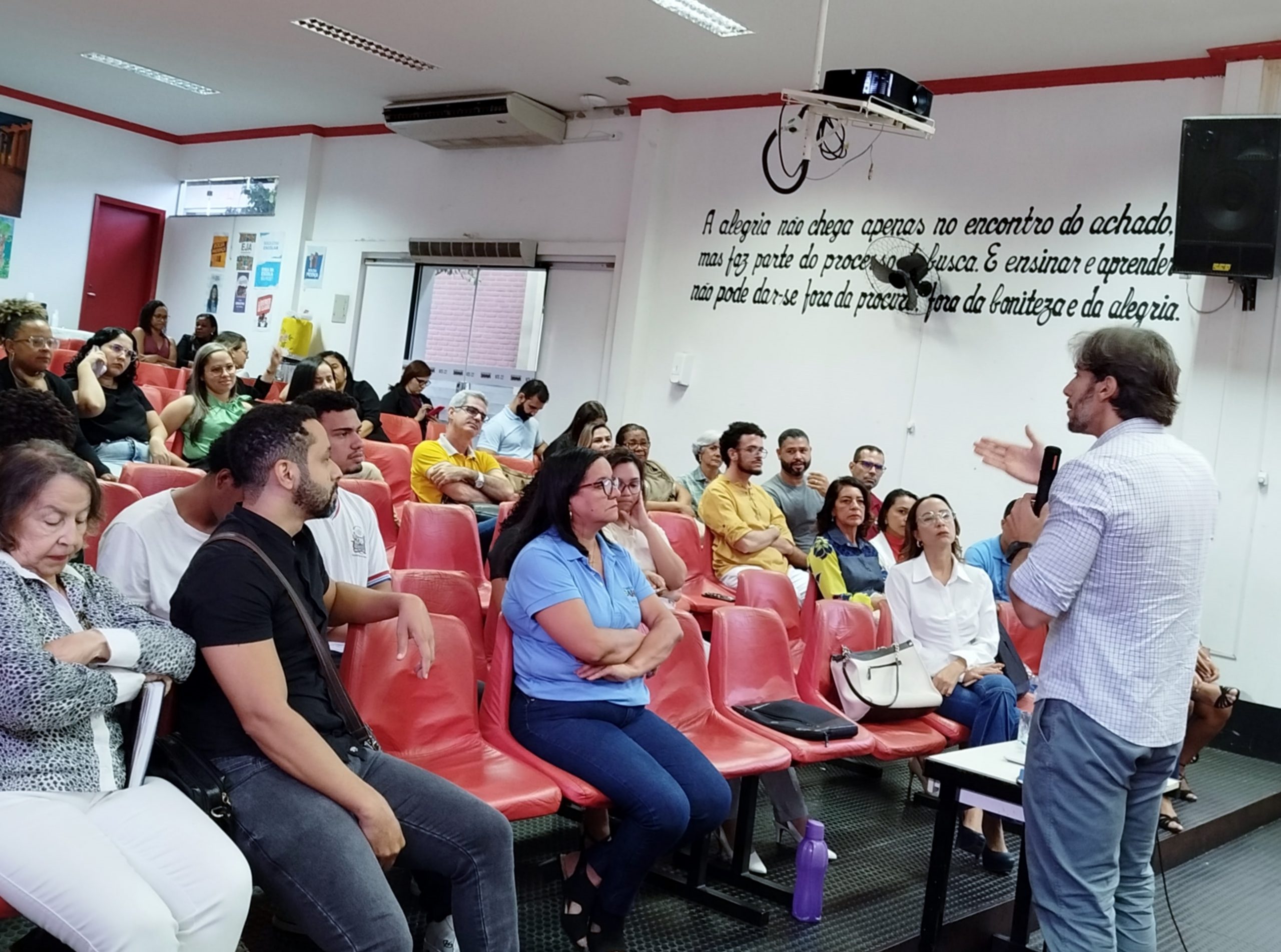 DIRETORES DA APLB DE JEQUIÉ PARTICIPAM DE EVENTO QUE ABORDA SAÚDE MENTAL E EMOCIONAL NA ESCOLA.