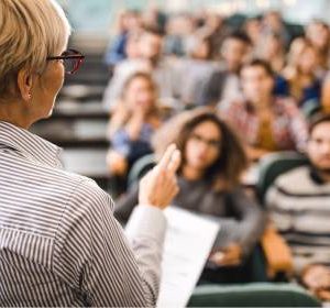 Depressão e burnout são as principais causas de afastamento de professores no Brasil
