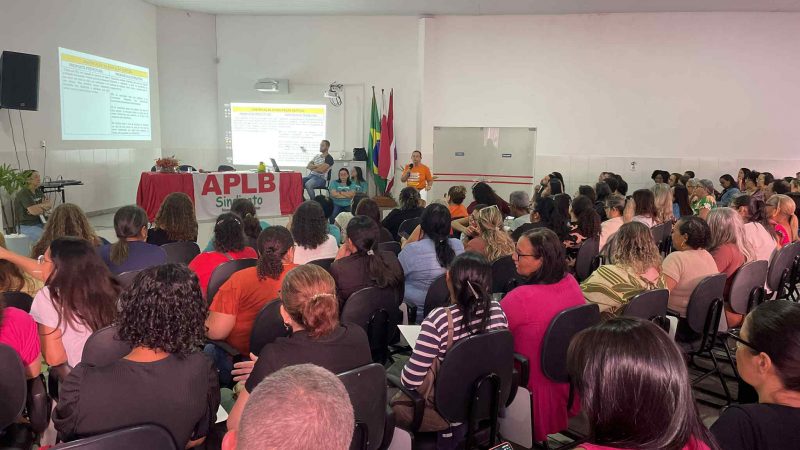 APLB-SINDICATO DEBATE NOVAS PROPOSTAS DE ESTATUTO E PLANO DE CARREIRA DOS PROFESSORES MUNICIPAIS DE JEQUIÉ EM ASSEMBLEIA DA CATEGORIA