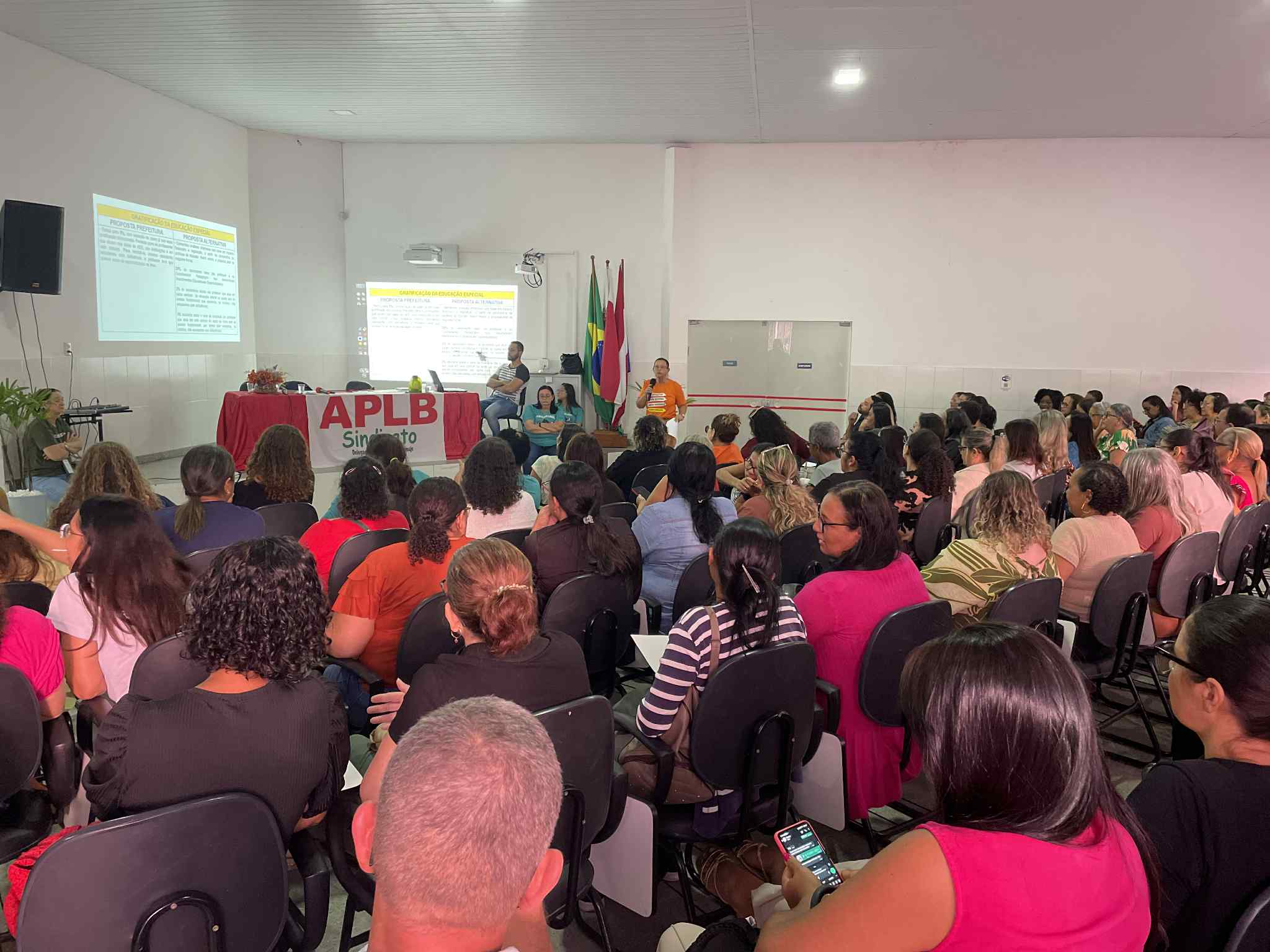 APLB-SINDICATO DEBATE NOVAS PROPOSTAS DE ESTATUTO E PLANO DE CARREIRA DOS PROFESSORES MUNICIPAIS DE JEQUIÉ EM ASSEMBLEIA DA CATEGORIA