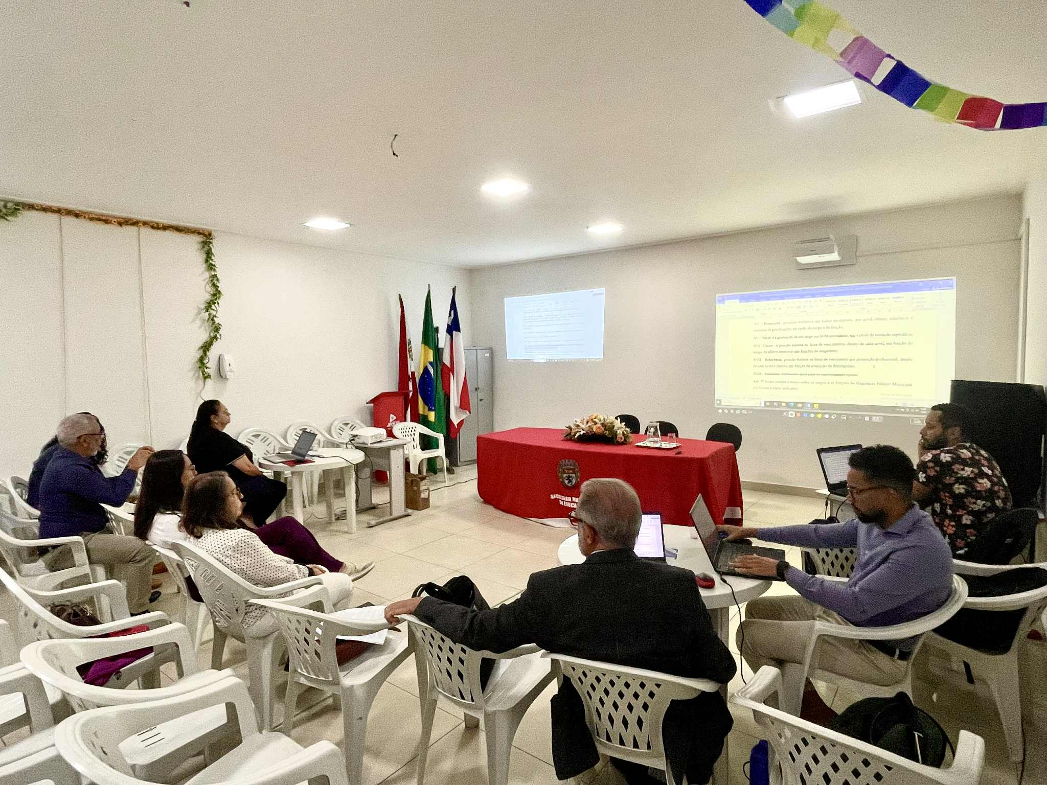 REUNIÃO DA COMISSÃO DO PCR: DISCUSSÃO CENTRAL SOBRE AS PROPOSTAS DE GRATIFICAÇÕES E VANTAGENS PESSOAIS DOS PROFESSORES MUNICIPAIS.