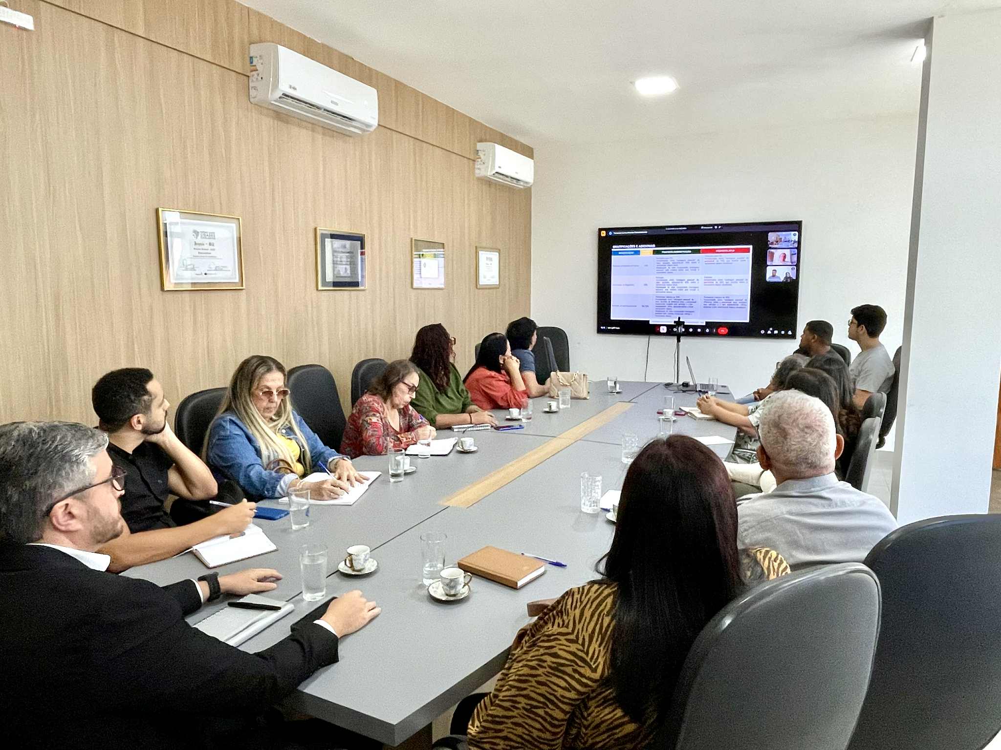 REUNIÃO NA PREFEITURA DE JEQUIÉ DISCUTE AJUSTES DO PROJETO DE PCR DO MAGISTÉRIO MUNICIPAL.