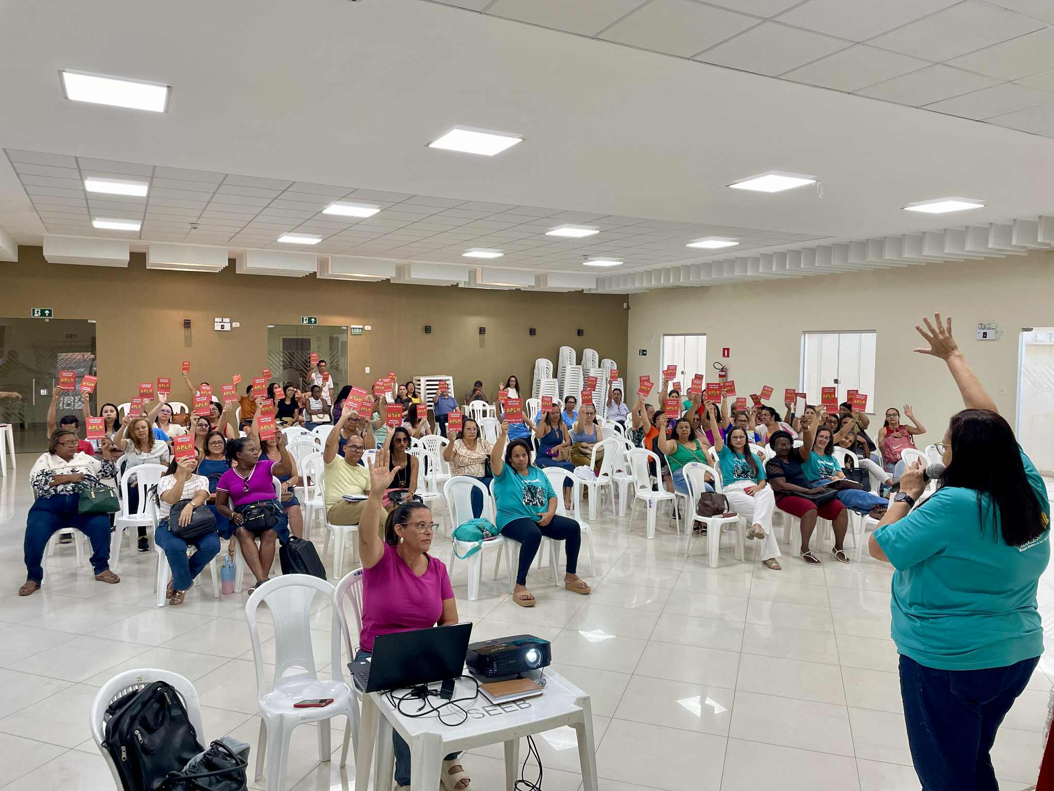 Assembleia da APLB informa professores sobre encaminhamentos dos Projetos de Leis Municipais nº 32 e 33/2025.