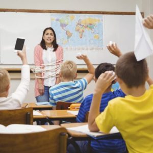 Brasil tem indisciplina escolar acima da média: professores gastam mais de 20% da aula para controlar alunos
