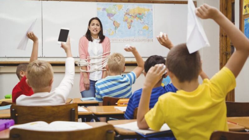 Brasil tem indisciplina escolar acima da média: professores gastam mais de 20% da aula para controlar alunos