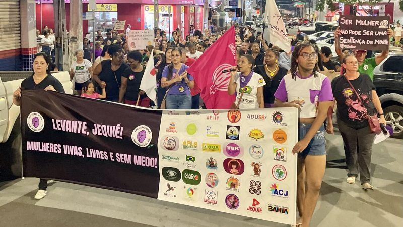 Mulheres em caminhada mobilizam Jequié em defesa da vida e contra todo tipo de violência de gênero.