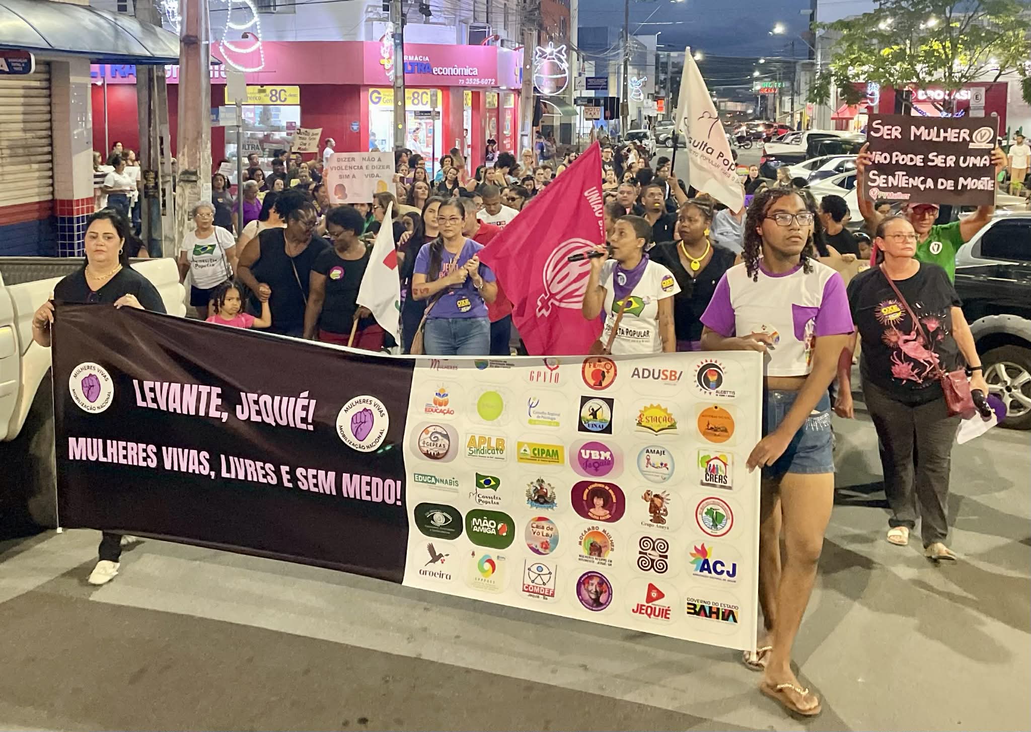 Mulheres em caminhada mobilizam Jequié em defesa da vida e contra todo tipo de violência de gênero.