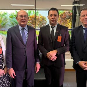 Em reunião com ministro Gilmar Mendes, CNTE defende fim da militarização nas escolas