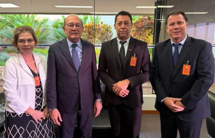 Em reunião com ministro Gilmar Mendes, CNTE defende fim da militarização nas escolas