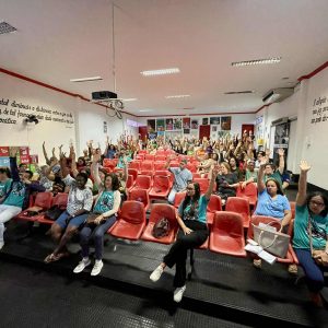 EM ASSEMBLEIA, PROFESSORES MUNICIPAIS DE JEQUIÉ REJEITAM A PROPOSTA DE CARREIRA DA PREFEITURA E APROVAM ESTADO DE MOBILIZAÇÃO DA CATEGORIA.