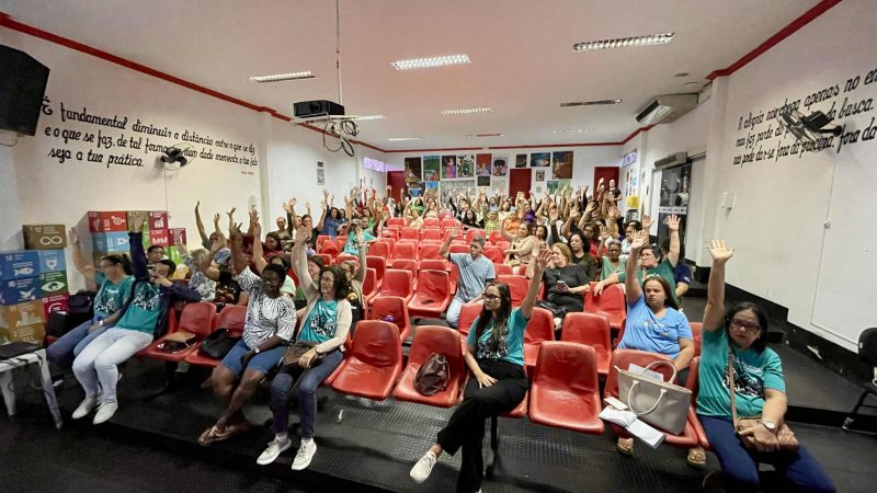 EM ASSEMBLEIA, PROFESSORES MUNICIPAIS DE JEQUIÉ REJEITAM A PROPOSTA DE CARREIRA DA PREFEITURA E APROVAM ESTADO DE MOBILIZAÇÃO DA CATEGORIA.