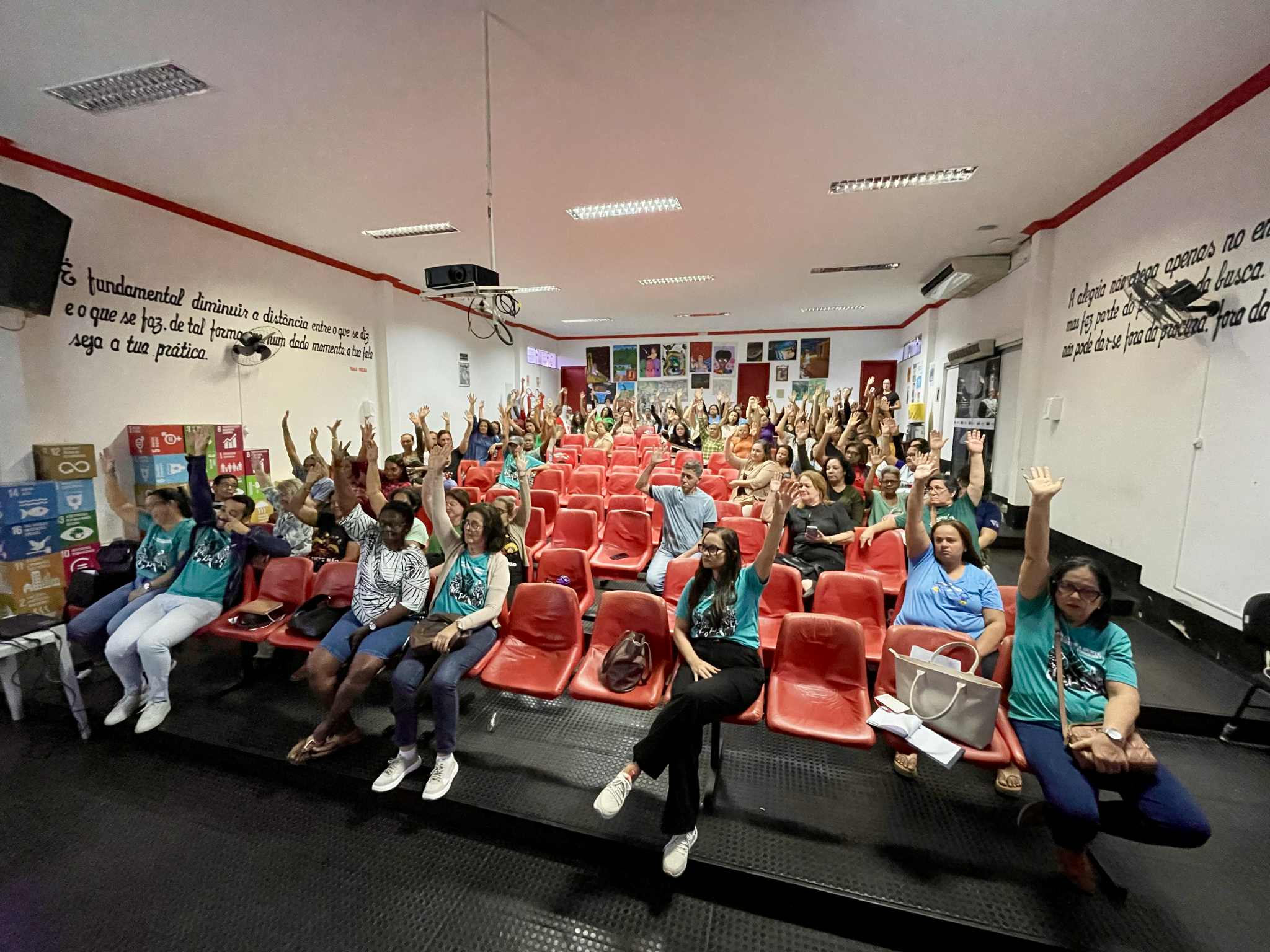 EM ASSEMBLEIA, PROFESSORES MUNICIPAIS DE JEQUIÉ REJEITAM A PROPOSTA DE CARREIRA DA PREFEITURA E APROVAM ESTADO DE MOBILIZAÇÃO DA CATEGORIA.