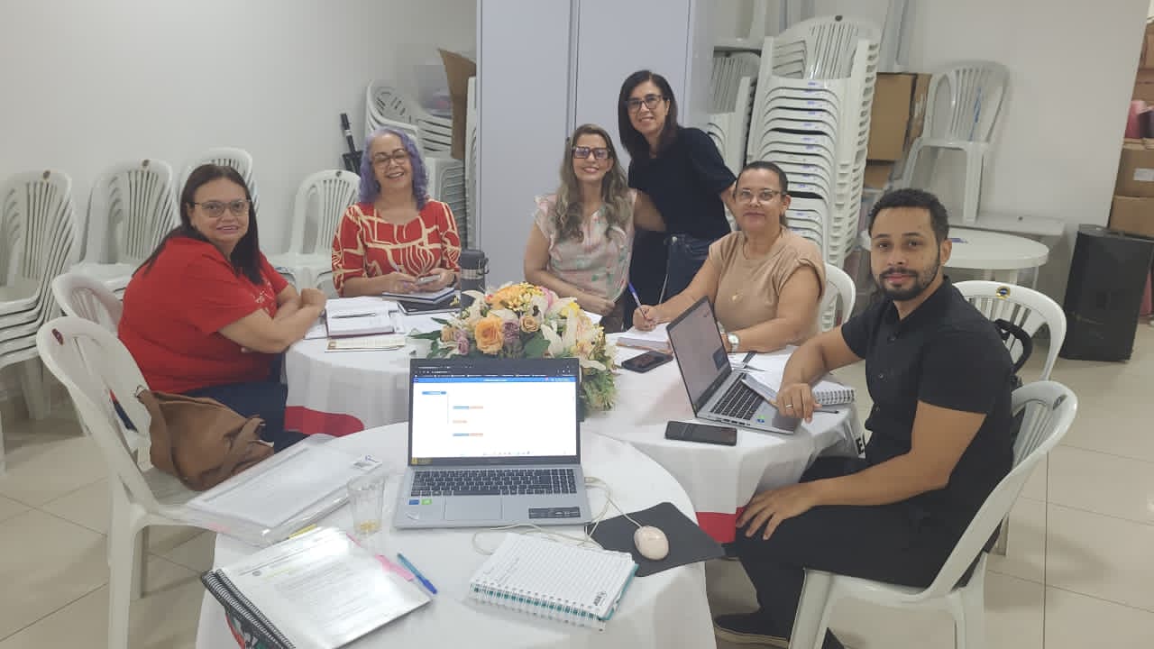 EDUCAÇÃO EM MOVIMENTO: Comissão do Plano de Carreira realiza primeira reunião de trabalho!