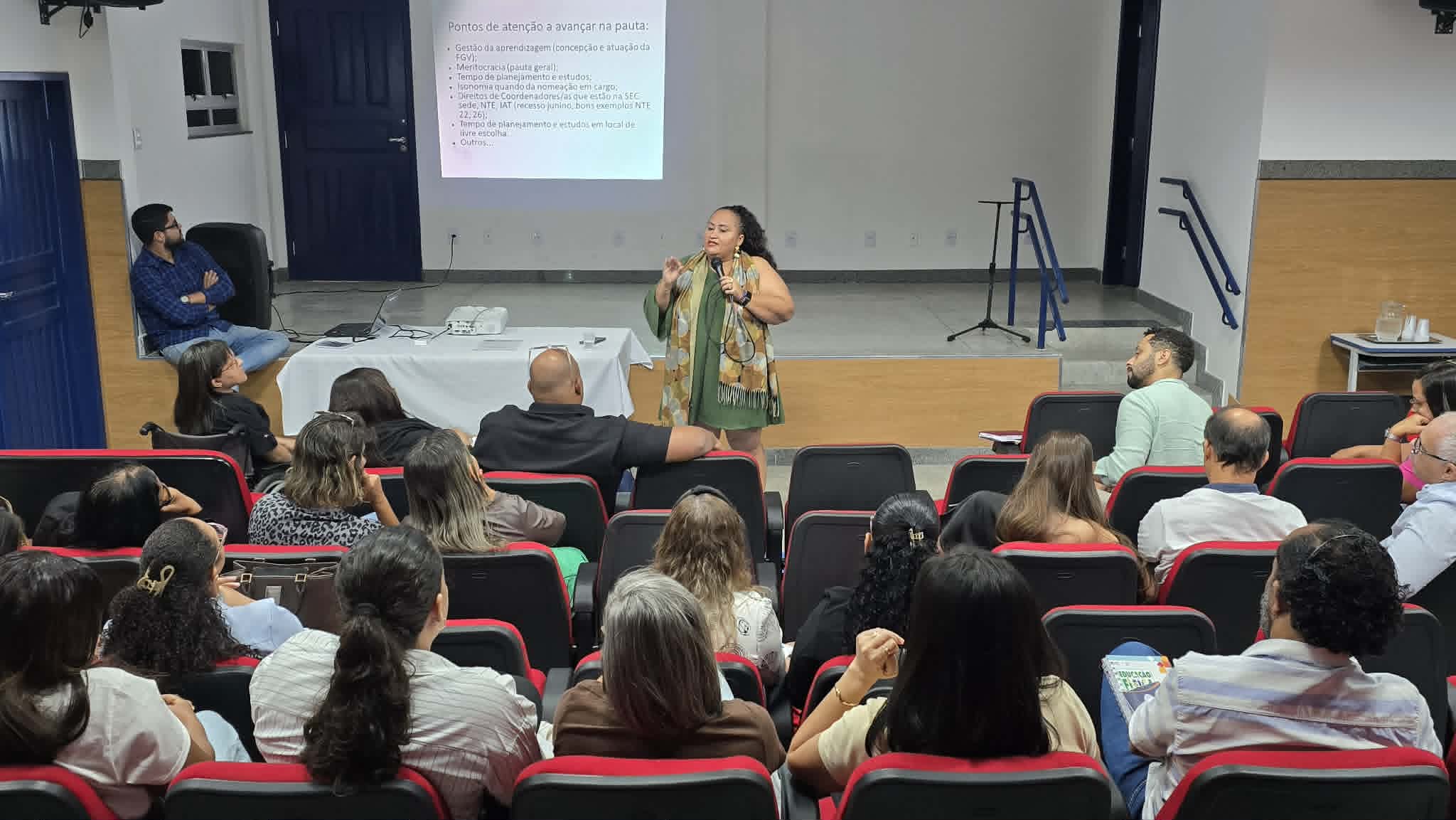 PLENÁRIA REGIONAL DA APLB REÚNE COORDENADORES/AS PEDAGÓGICOS/AS EM JEQUIÉ.