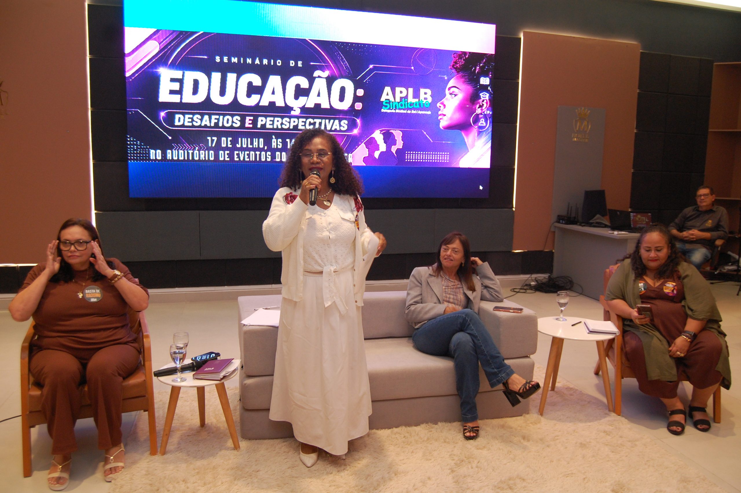 Sucesso de público: Seminário da APLB-Sindicato em Jequié reúne professores e autoridades para debater o futuro da educação