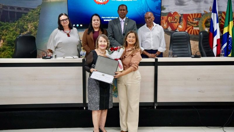 Professora Dilma Santana Miranda recebe Título de Cidadã Jequieense em Sessão Solene na Câmara Municipal