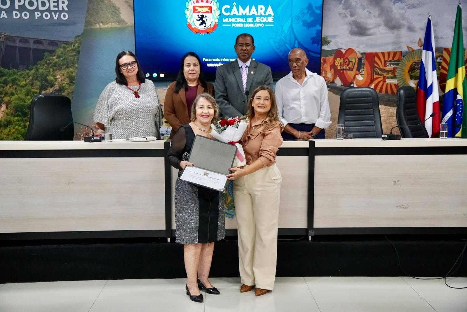 Professora Dilma Santana Miranda recebe Título de Cidadã Jequieense em Sessão Solene na Câmara Municipal